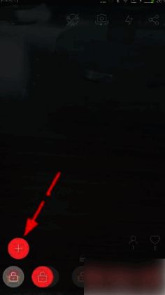 虎牙直播添加嘉宾操作界面截图，展示如何通过加号键添加嘉宾