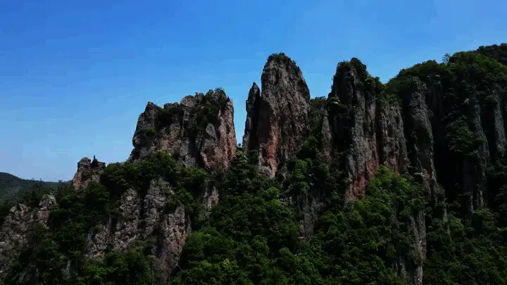浦江仙华山自然风光秀丽，山峦叠翠