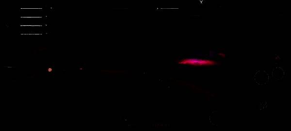 坦克角色正在承受BOSS重击，治疗者为其快速恢复生命值