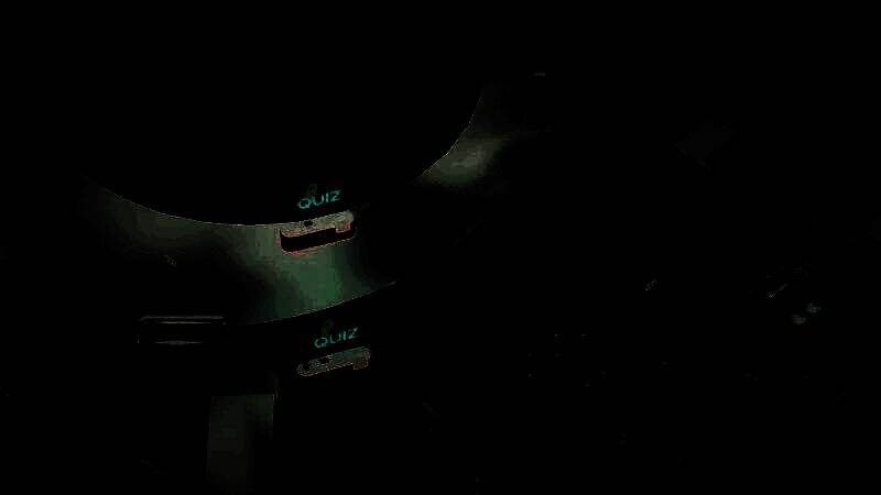 虚拟导览员形象设定图，角色手持Switch 2进行讲解