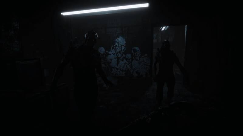 角色在一间昏暗房间内翻找物资，墙角隐约可见血迹和抓痕，令人不寒而栗