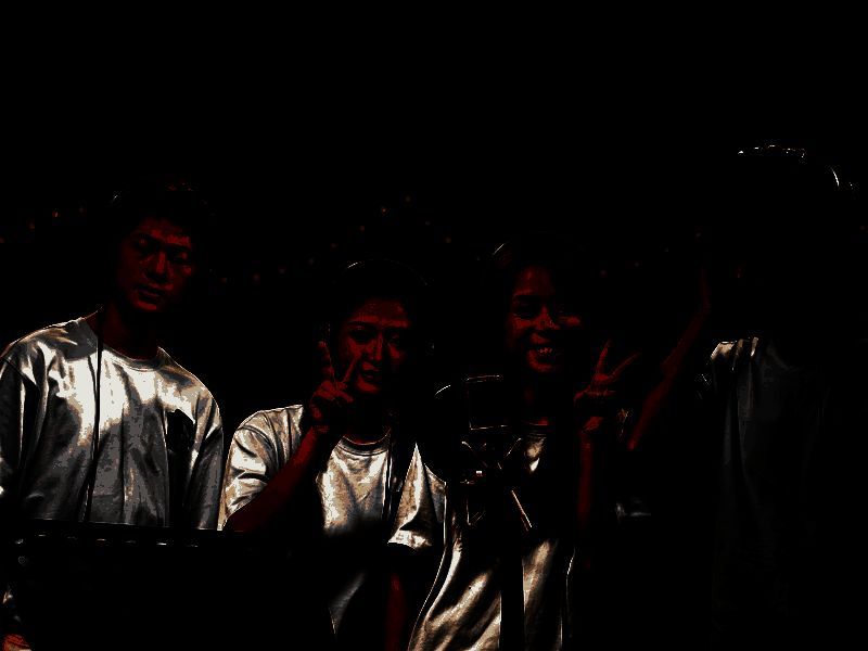 《让梦想闪耀》MV拍摄现场，员工们激情演唱，展现团队风采