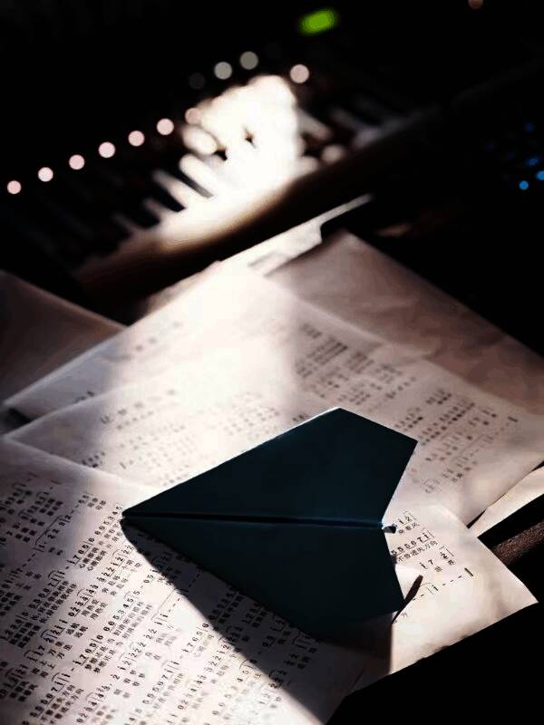 歌曲画面中纸飞机穿越城市光影，象征梦想跨越时空