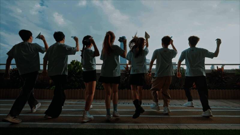 益世界团队合影，展现团结协作与奋斗精神