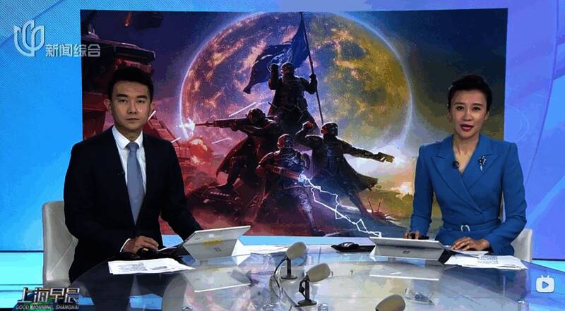 《绝地潜兵2》游戏画面中玩家角色在城市废墟中协同作战，背景为爆炸特效