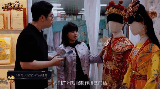 游戏中展示精美戏服设计，体现传统与现代的完美结合