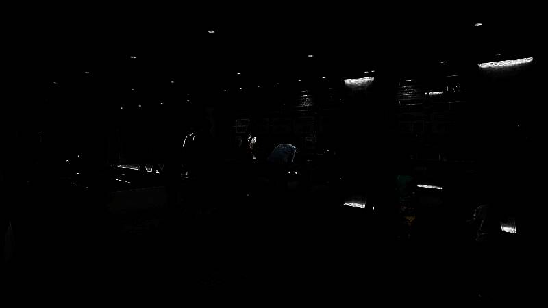 展馆内部展示高科技模型制作流程，游客可通过触屏参与个性化设计