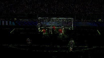 丹尼斯·劳高速带球反击，动作流畅且充满爆发力