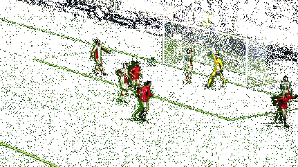 丹尼斯·劳高高跃起头球破门瞬间，对手防守球员望球兴叹