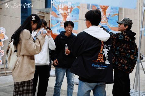 参赛选手专注比赛，气氛紧张而热烈