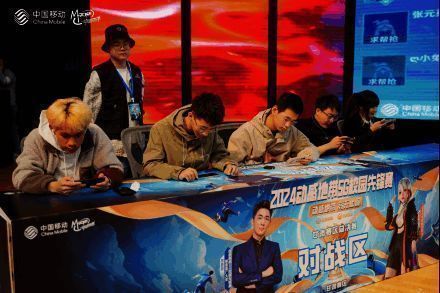 总决赛舞台灯光璀璨，选手们全神贯注投入比赛