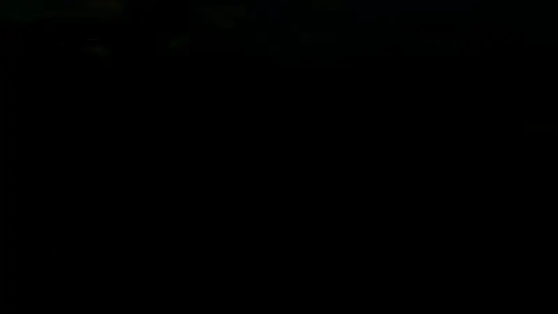 《巫师3》游戏场景截图，展示杰洛特在湖边准备下水的画面