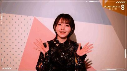 声优鬼头明里参与录音工作的幕后照片，正在专注配音中