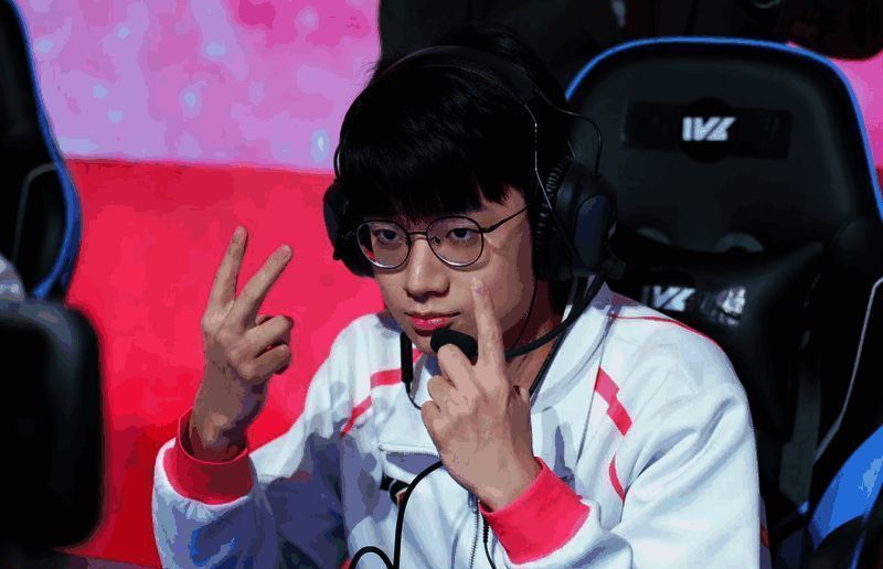 Gr_ac选手正襟危坐接受采访，背景为比赛现场氛围