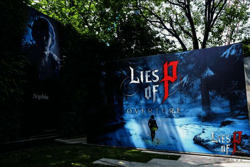 试玩会现场布置充满游戏氛围，玩家与开发者互动热烈