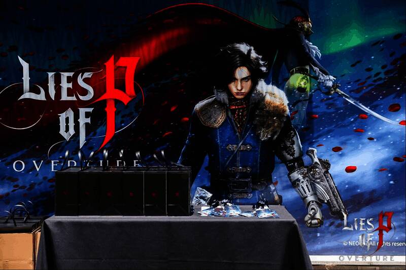 现场玩家手持玫瑰，在复古风格展区拍照打卡