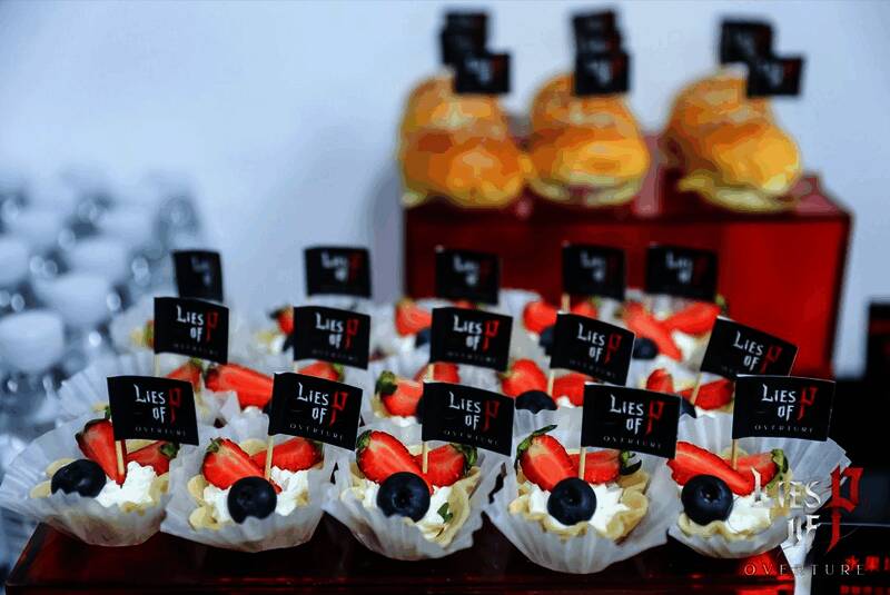 大屏幕播放DLC预告片，背景音乐营造沉浸氛围