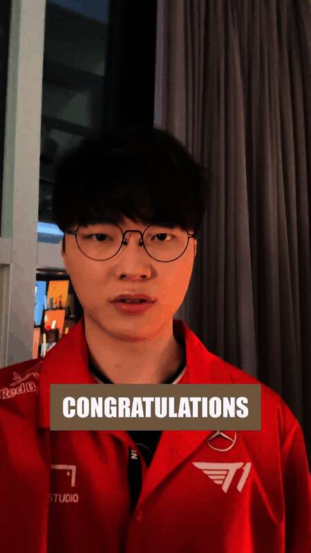 Faker在镜头前微笑祝贺Uzi入选名人堂