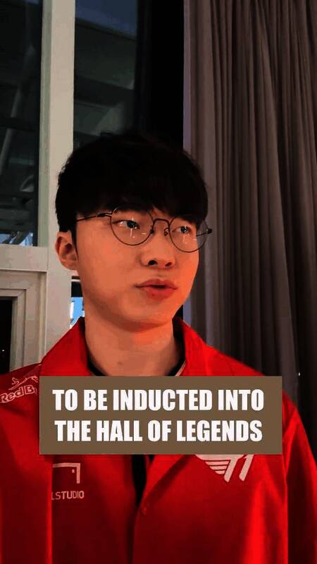 Uzi手持奖杯神情专注比赛画面