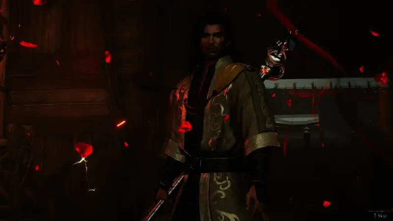 庄知彦手持《真三国无双：起源》宣传海报，面带微笑接受访谈