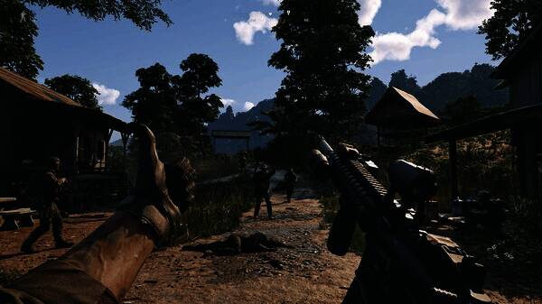 游戏中玩家穿越丛林地形，远处可见敌人伏击点与前哨基地