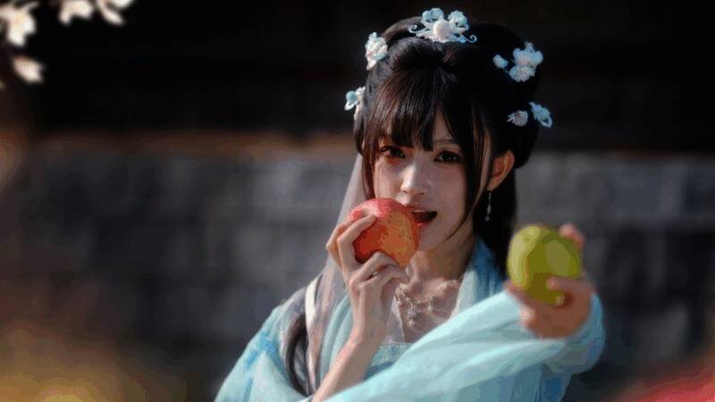 夜色下的战斗场景，一名女刺客手持短刃，神情冷峻