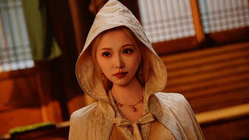 主角与花魁在灯影斑驳的楼阁中交谈，背景有琵琶声回荡