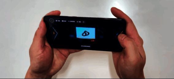 GAI使用顺网雲在后台玩游戏画面，神情专注且享受