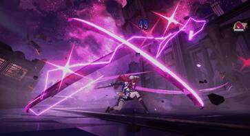 粉色长发少女手持尖刺环刃挥舞的炫酷画面