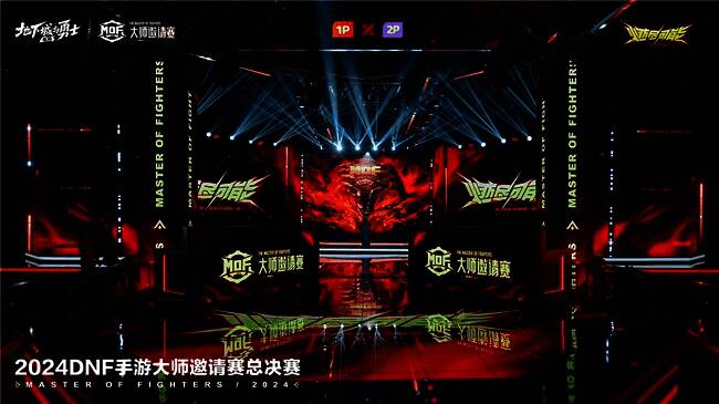 选手们在舞台上激烈对战，技能特效绚丽夺目，观众席掌声雷动