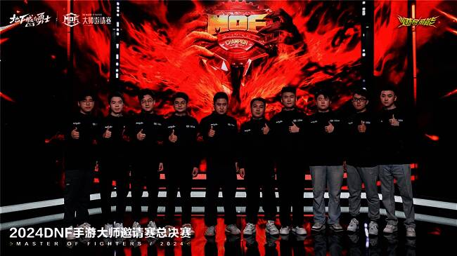 比赛现场气氛热烈，选手全神贯注操作角色，大屏幕实时显示战斗画面