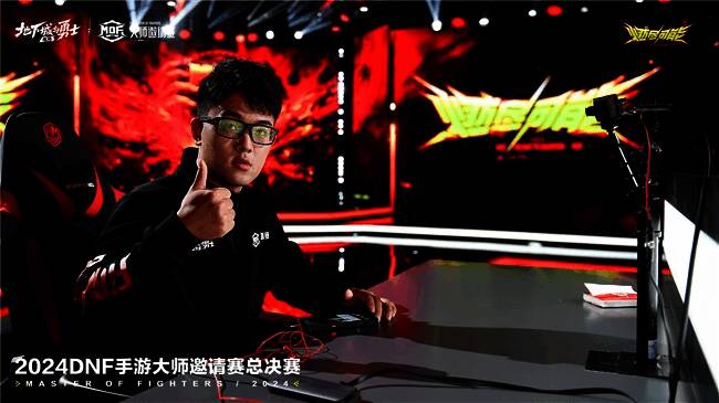 两位选手正在进行紧张激烈的PK，双方血量胶着，观众屏息凝神