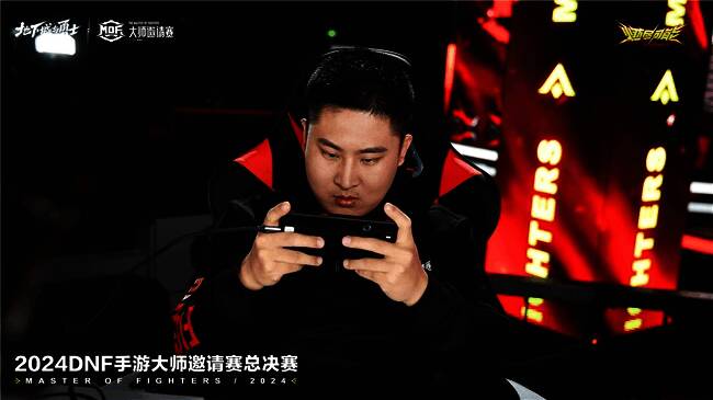 比赛中途暂停时刻，选手神情专注，教练团队在一旁进行战术分析