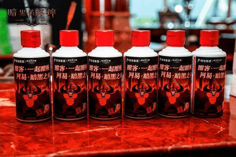 玩家与coser合影留念，现场气氛轻松愉快