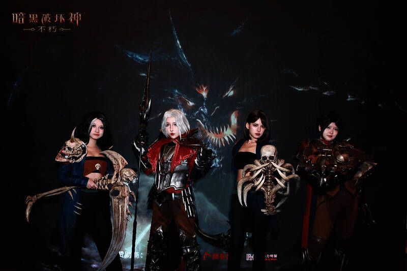 玩家围坐交流，气氛融洽，彼此分享游戏心得与生活趣事