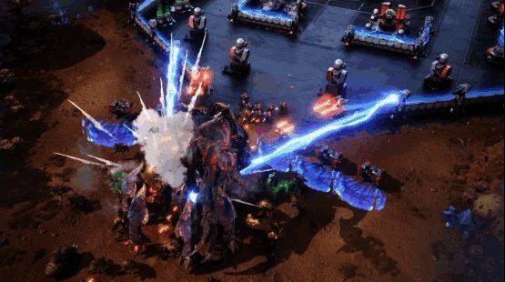 玩家协同防守基地，抵御虫潮进攻的多人合作场景