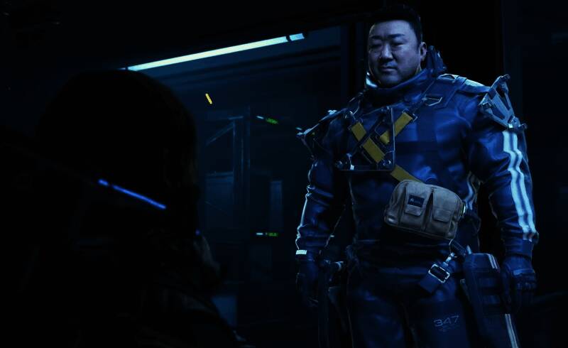 小岛秀夫接受采访的照片，神情认真专注