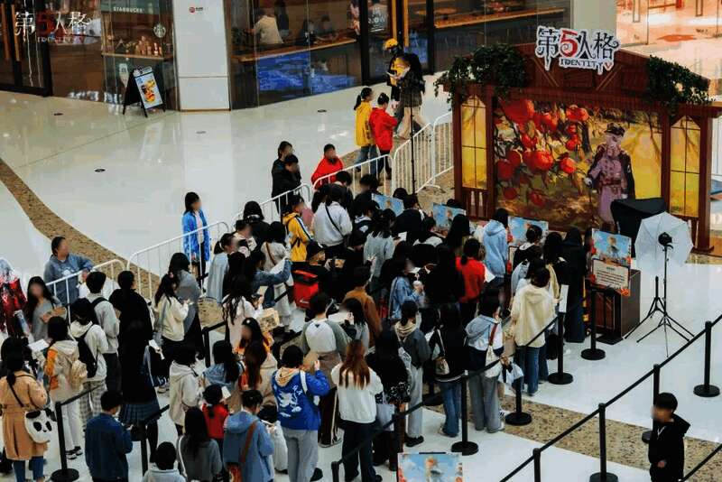 玩家与COSER互动交流，现场气氛热烈非凡