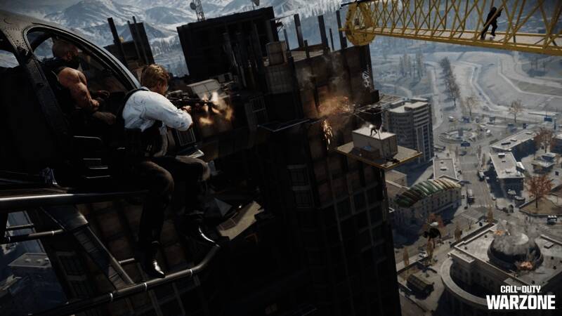 福尔丹斯克市中心战斗激烈进行，玩家通过滑索快速转移阵地