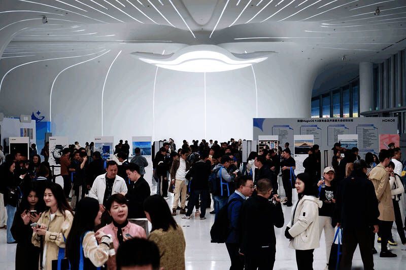 荣耀开发者大会现场盛况，展区人头攒动