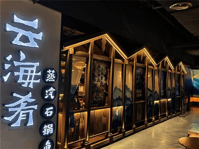 活动现场设置的游戏互动区域，玩家正在进行趣味挑战