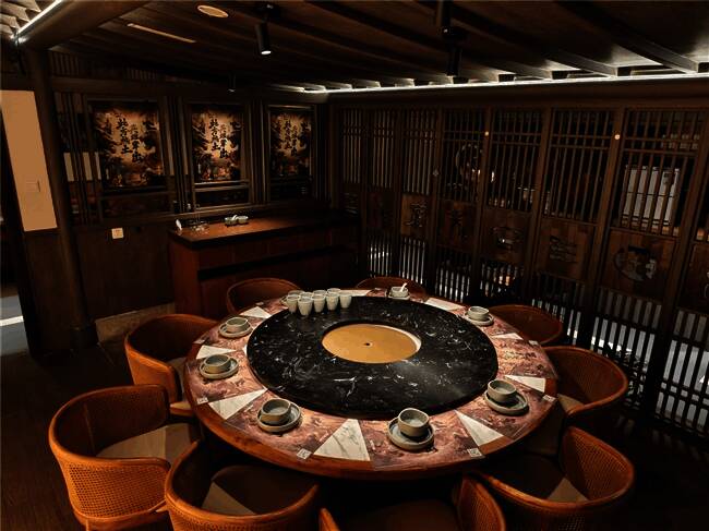 玩家手持限定饮品与游戏人物立牌合影留念