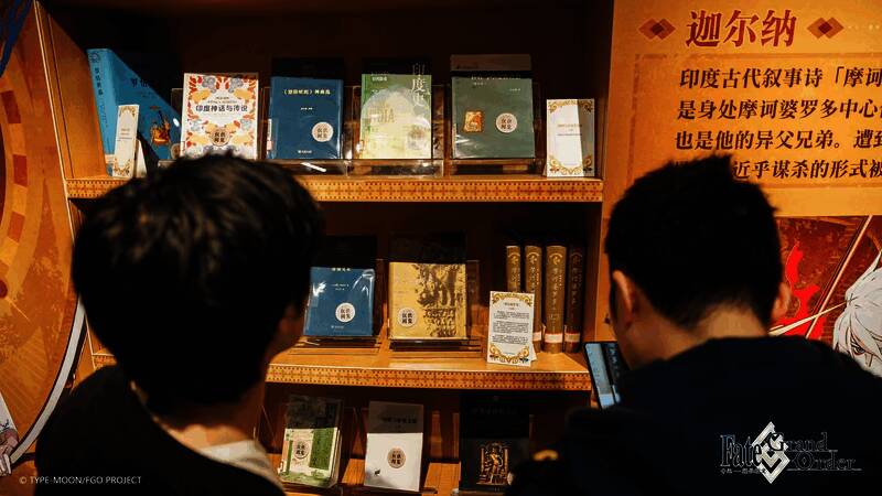 展区内的书籍展示区汇集了关于古文明的精选读物，供玩家自由阅览