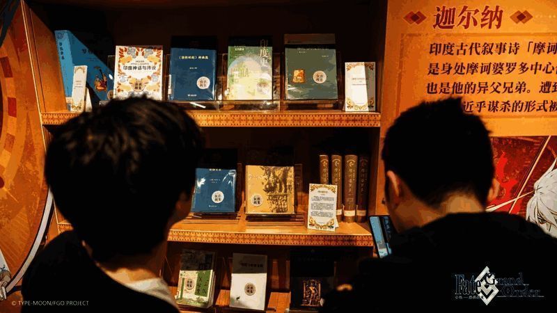 展馆内布置还原亚历山大图书馆场景，两侧墙面分别展示角色与历史内容