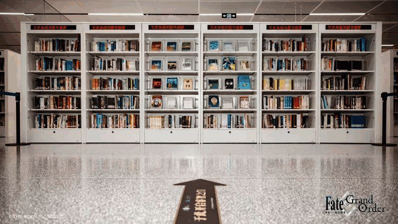 观众在展馆内认真阅读书籍并记录心得，沉浸于历史文化之中