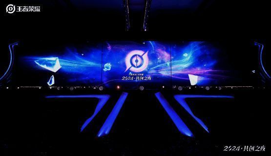 王者荣耀全明星表演赛现场，选手们专注对战，大屏幕显示激烈战斗画面