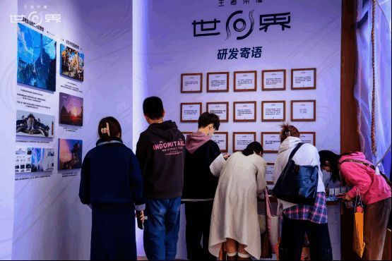 世界风物集展示王者世界观细节，玩家驻足阅读