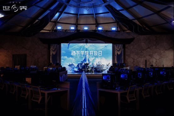 玩家排队等待试玩，工作人员耐心指导操作