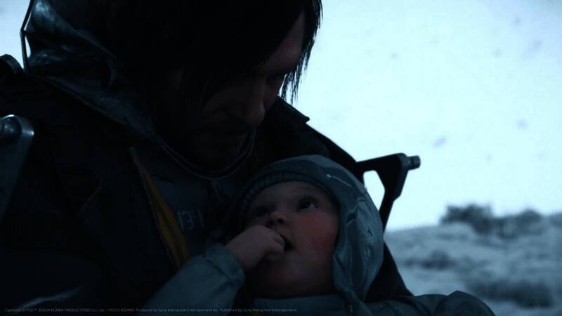 《死亡搁浅》电影导演迈克尔·萨诺斯基工作照，身旁摆放着电影剧本