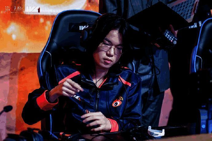 WBG_Guoker选手正面特写，神情专注，身穿战队队服